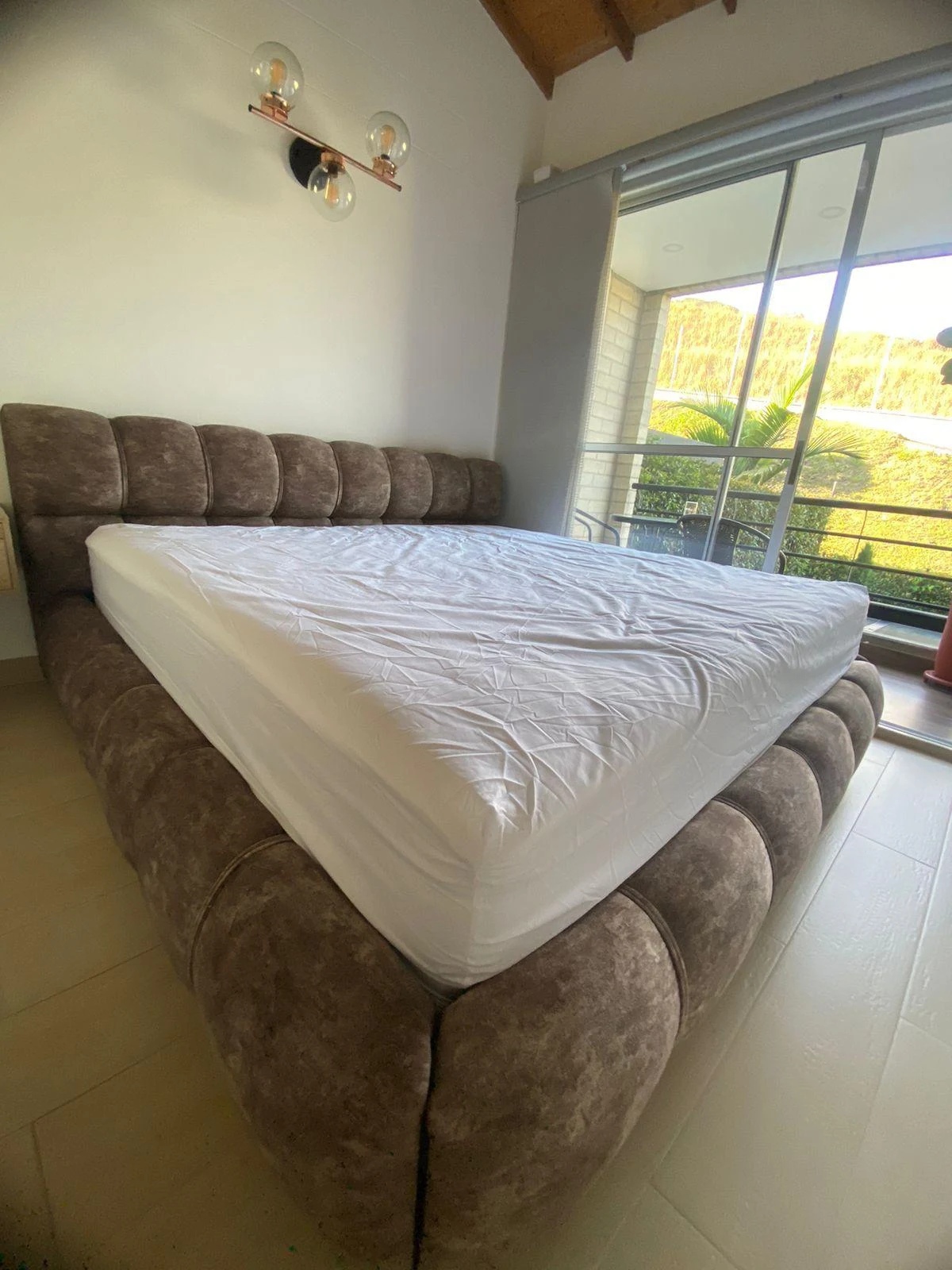 Cama Brown, Camas